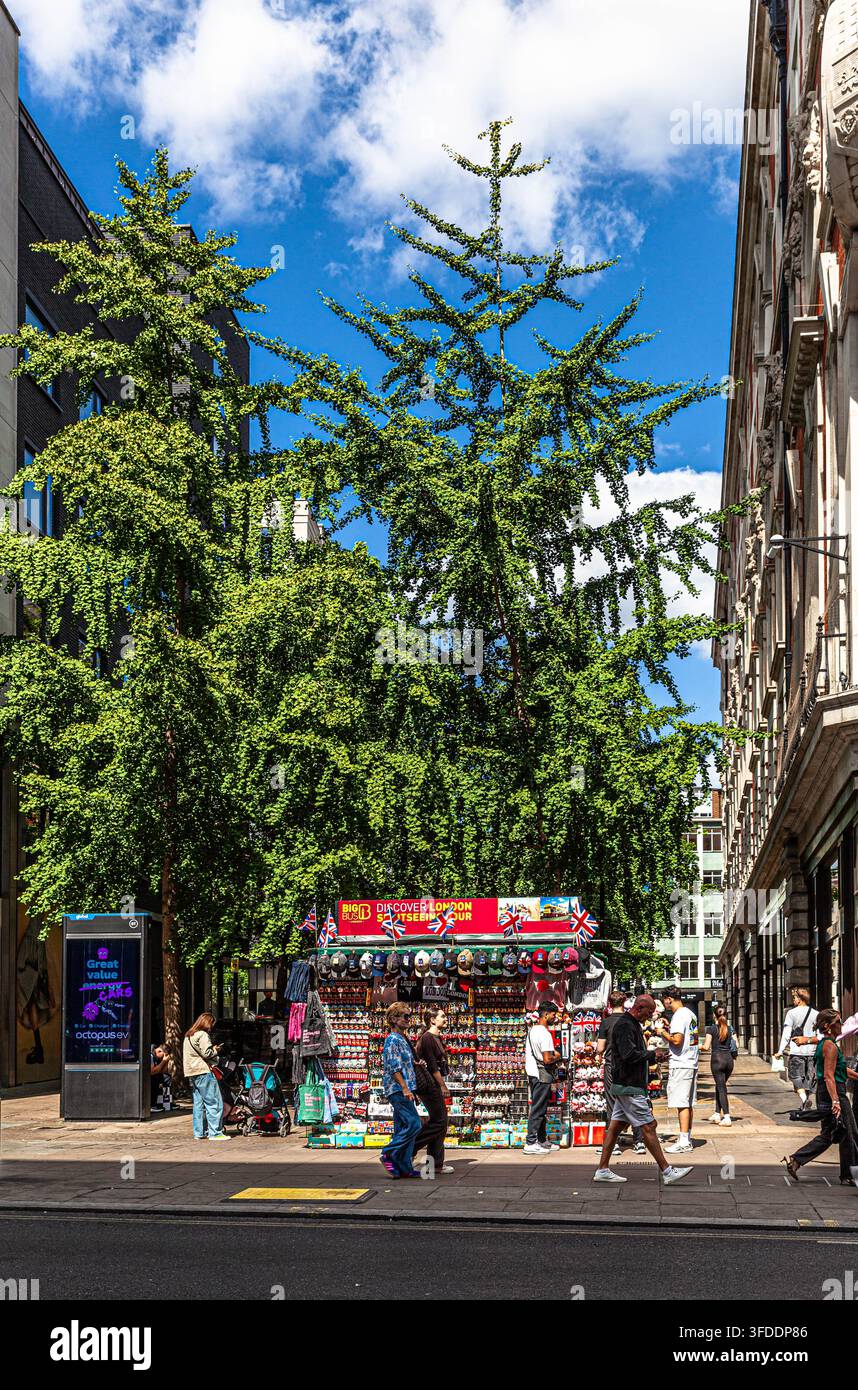 Stand di souvenir sul marciapiede, Oxford Street, Londra, Inghilterra, Regno Unito. Foto Stock