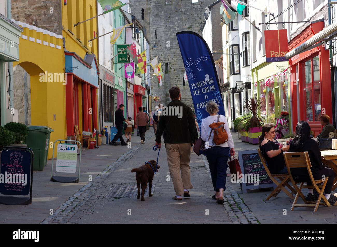 Northgate Street a Caernarfon, nel Galles del Nord, è una strada storica nota soprattutto per il suo passato colorato e storicamente parte del quartiere a luci rosse della città Foto Stock