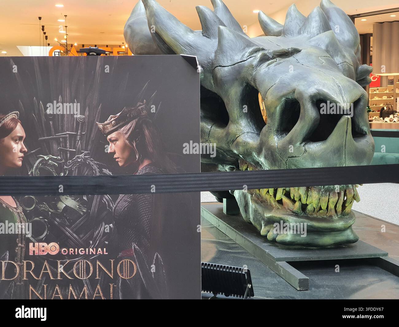 Una mostra promozionale per la serie televisiva HBO "House of the Dragon" (intitolata "Drakono Namai" in lituano) installata all'interno di un Foto Stock