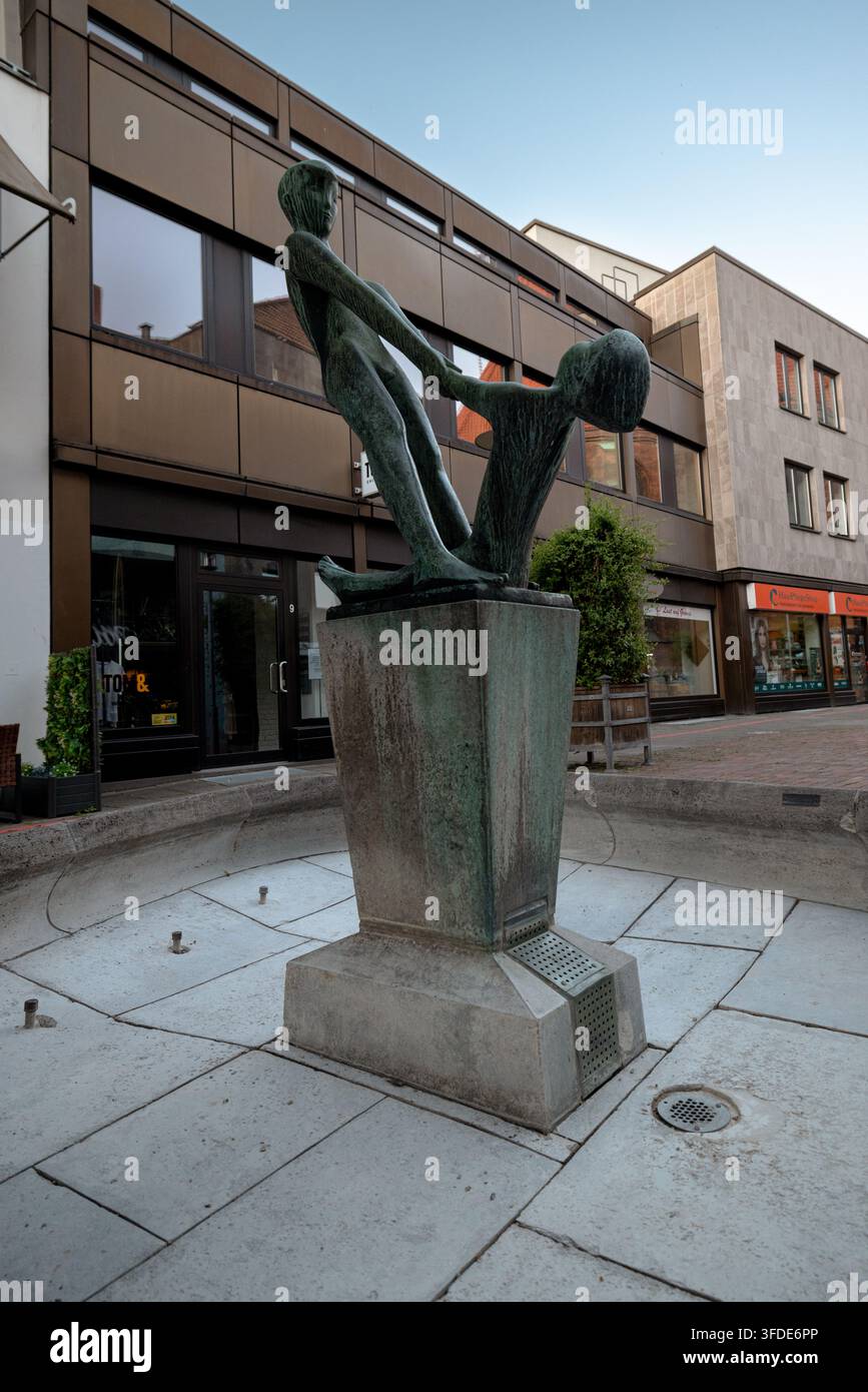 Scultura in bronzo si erge su un piedistallo di pietra lungo una strada pedonale nel centro città di Hannover. Foto Stock