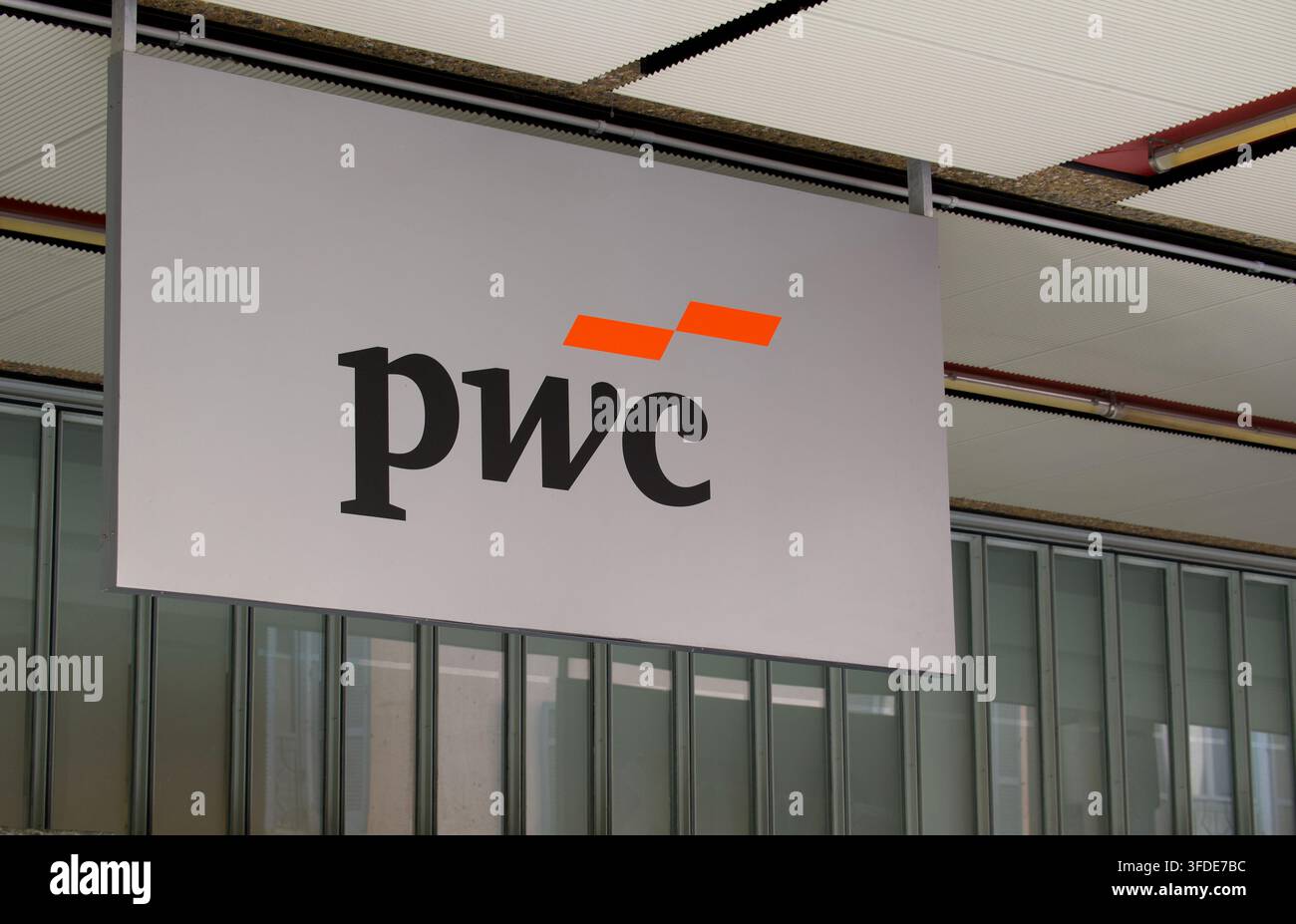 Lugano, Ticino, Svizzera – 26 agosto 2026: Insegna con il logo PwC PricewaterhouseCoopers appesa a un tendone fuori dal suo edificio degli uffici a Lugano. Conc Foto Stock