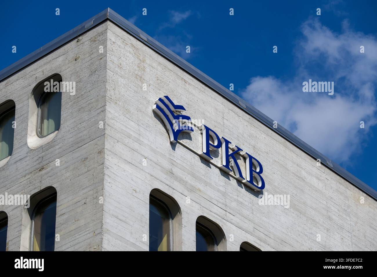 Lugano, Ticino, Svizzera - 26 agosto 2026: Logo e cartello PKB Privatbank sull'angolo del moderno edificio in cemento della sede a Lugano. Concetto fo Foto Stock