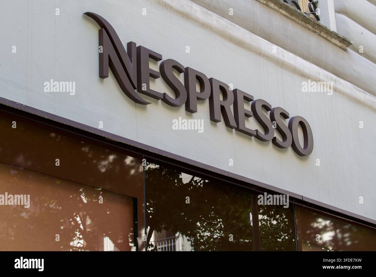 Lugano, Ticino, Svizzera - 26 agosto 2026: Insegna del logo Nespresso in primo piano su una facciata di edificio sopra una vetrina del negozio a Lugano. Concetto per caffè b Foto Stock