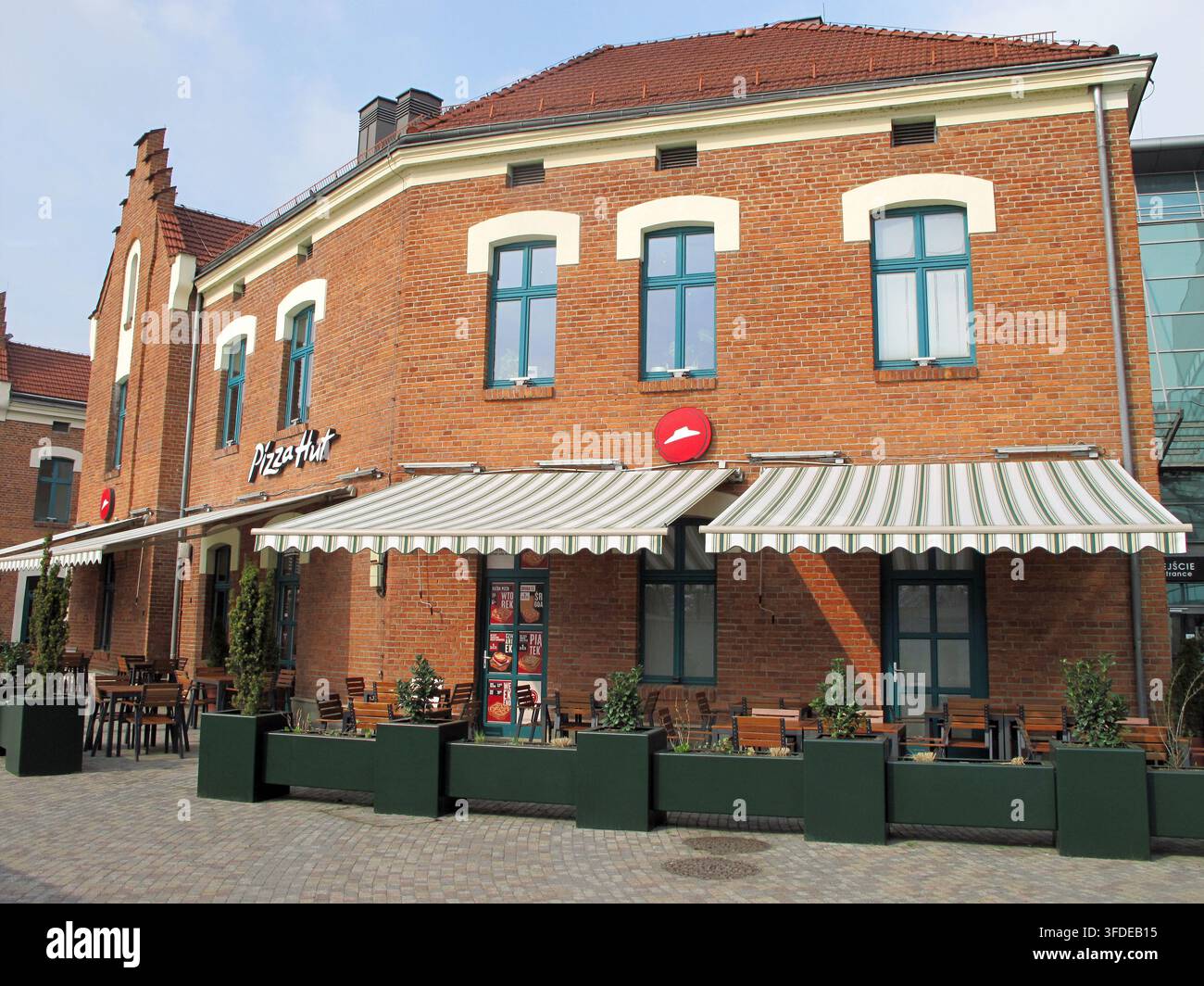Catena di ristoranti di fast food Pizza Hut nello stile di una vecchia casa con mattoni rossi e cornici verdi a Cracovia (Polonia) Foto Stock