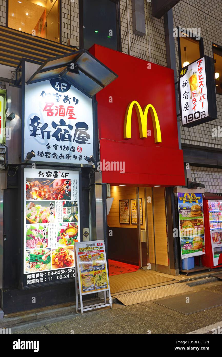 Insegna del ristorante fast food McDonalds accanto a un ristorante giapponese tradizionale, Shinjuku, Tokyo, Giappone Foto Stock
