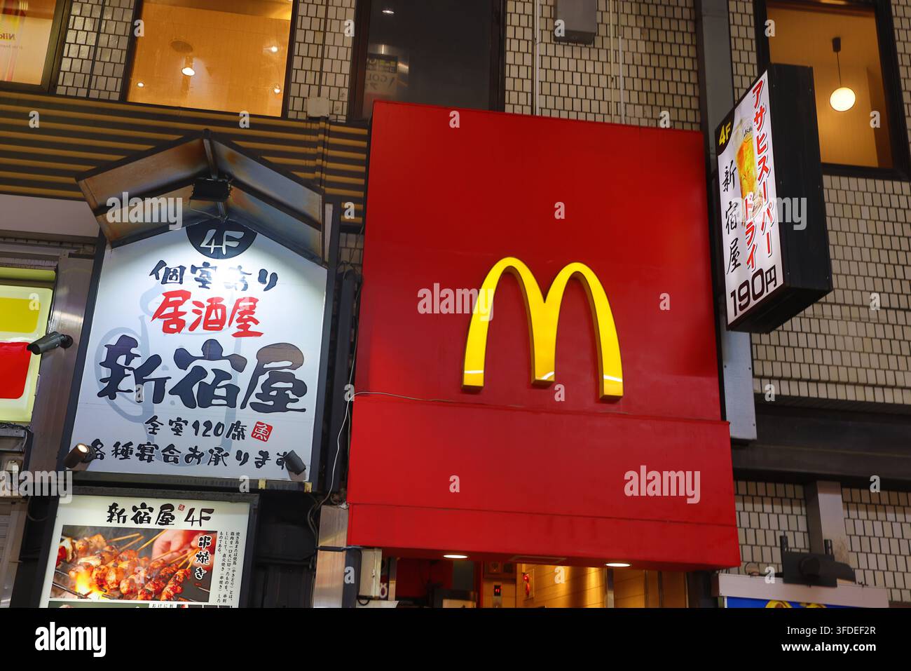 Insegna del ristorante fast food McDonalds accanto a un ristorante giapponese tradizionale, Shinjuku, Tokyo, Giappone Foto Stock