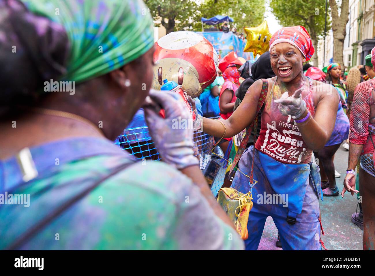 LONDRA, REGNO UNITO – 30 AGOSTO 2026: Partecipanti del carnevale Hype Mas vestiti con costumi ispirati a Mario e Luigi danzano e ridono insieme durante il Carnevale di Notting Hill 2026 a Londra. I partecipanti fanno parte della presentazione tematica della domenica “Super Dutty Brothers” di Hype Mas, fotografati lungo il percorso della sfilata. Credit: Jon Kim/Alamy Live News Foto Stock