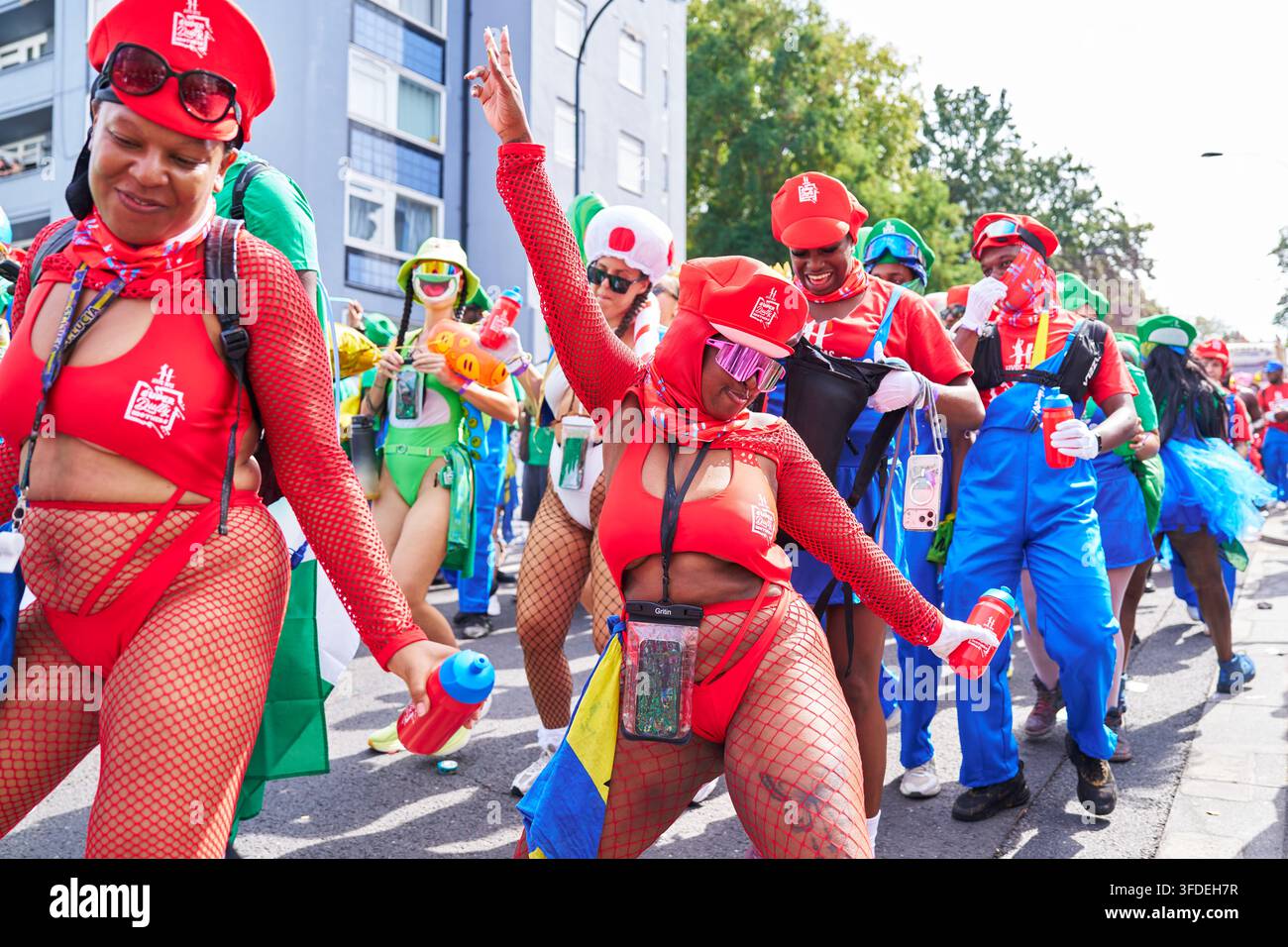 LONDRA, REGNO UNITO – 30 AGOSTO 2026: Partecipanti del carnevale Hype Mas sfilano lungo Ladbroke Grove durante il Carnevale di Notting Hill 2026 a Londra, mostrando i costumi domenicali della band a tema “Super Dutty Brothers” ispirati a Mario, Luigi e Toad. Credit: Jon Kim/Alamy Live News Foto Stock