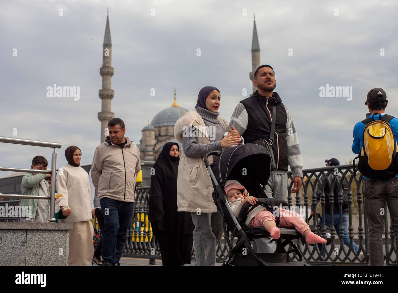 Eminönü, Istanbul, Turchia – 30 aprile 2026: Turisti e visitatori locali che camminano e trascorrono del tempo nelle strade affollate di Eminönü, Foto Stock