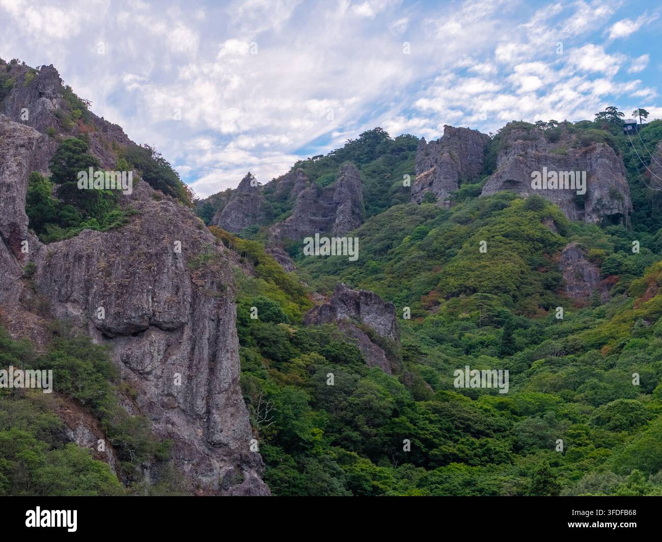 Scogliere rocciose ripide e valle boschiva nella gola di Kankakei a Shodoshima, Giappone Foto Stock