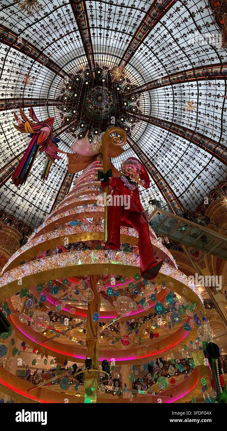 Esposizione di alberi di Natale all'interno del grande magazzino Galeries Lafayette Haussmann sotto l'historica cupola di vetro durante le festività a Parigi, Francia. Foto Stock