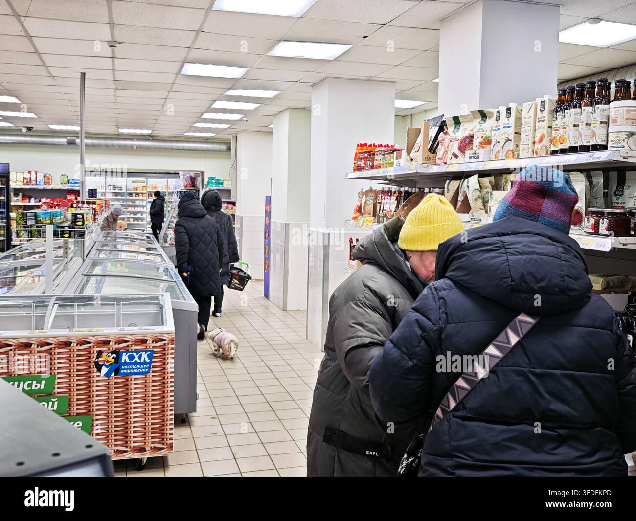 Kirov, Russia - 1 febbraio 2026: Clienti esplorano i corridoi e selezionano articoli in un moderno supermercato durante una giornata di acquisti regolare. Foto Stock