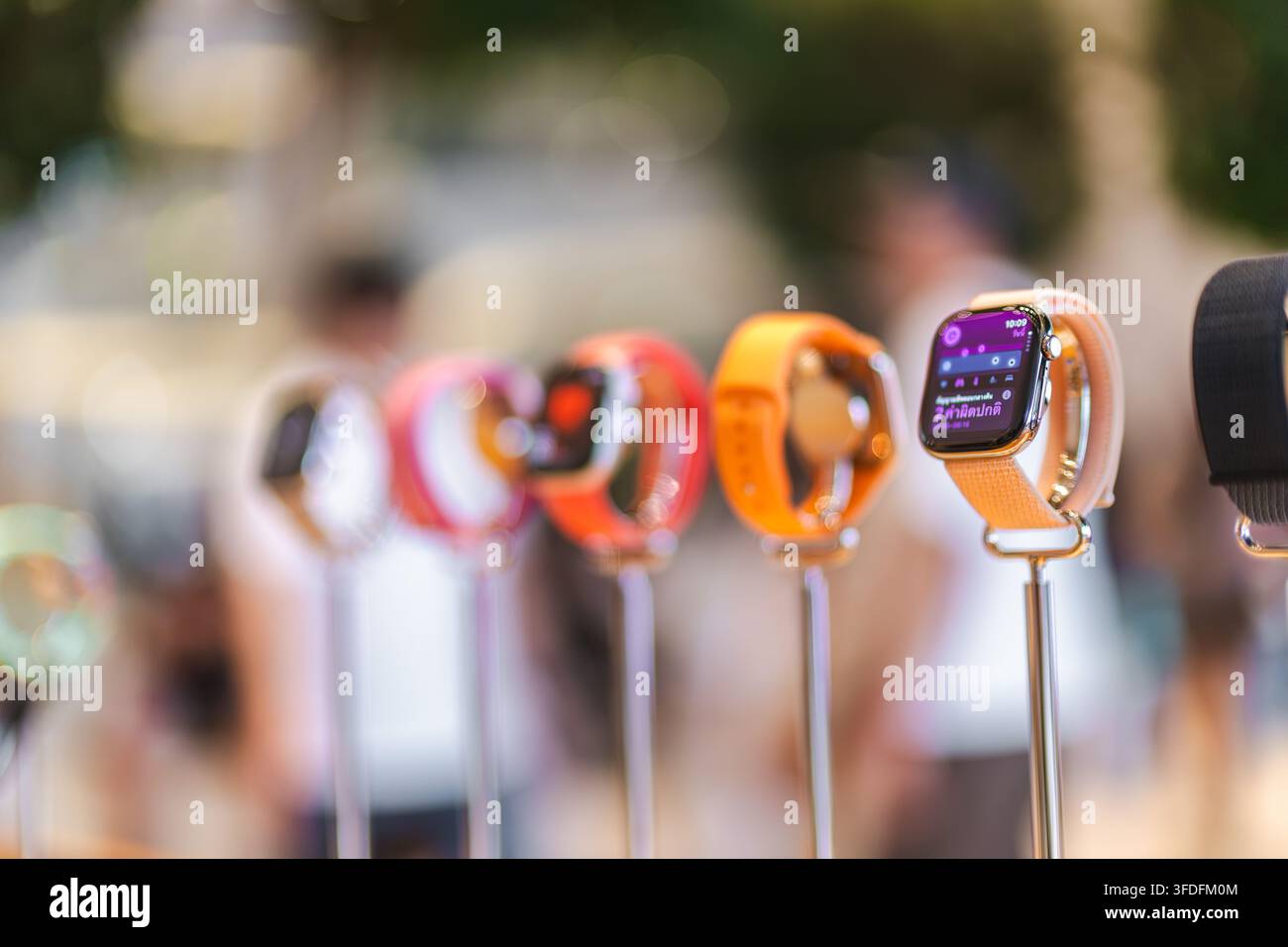Smartwatch con cinturino arancione in primo piano su un'esposizione al dettaglio Foto Stock
