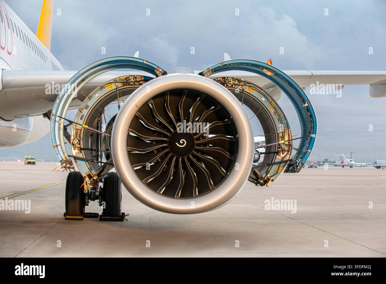 Vista ravvicinata frontale dettagliata di un grande motore turbofano con i rivestimenti della gondola aperti per la manutenzione tecnica dell'aereo. Foto Stock