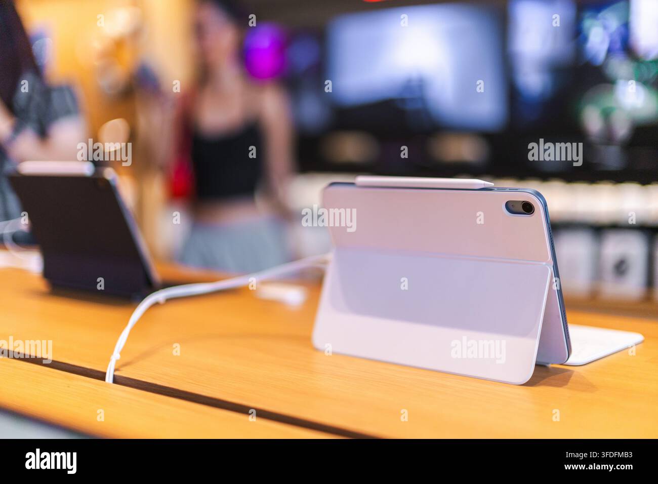 iPad Pro rosa con Magic Keyboard su esposizione al dettaglio Foto Stock