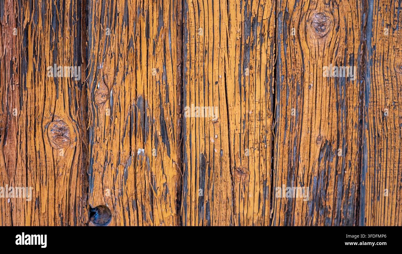 Vecchia texture di legno arancione consumato – Sfondo naturale rustico con venatura invecchiata Foto Stock