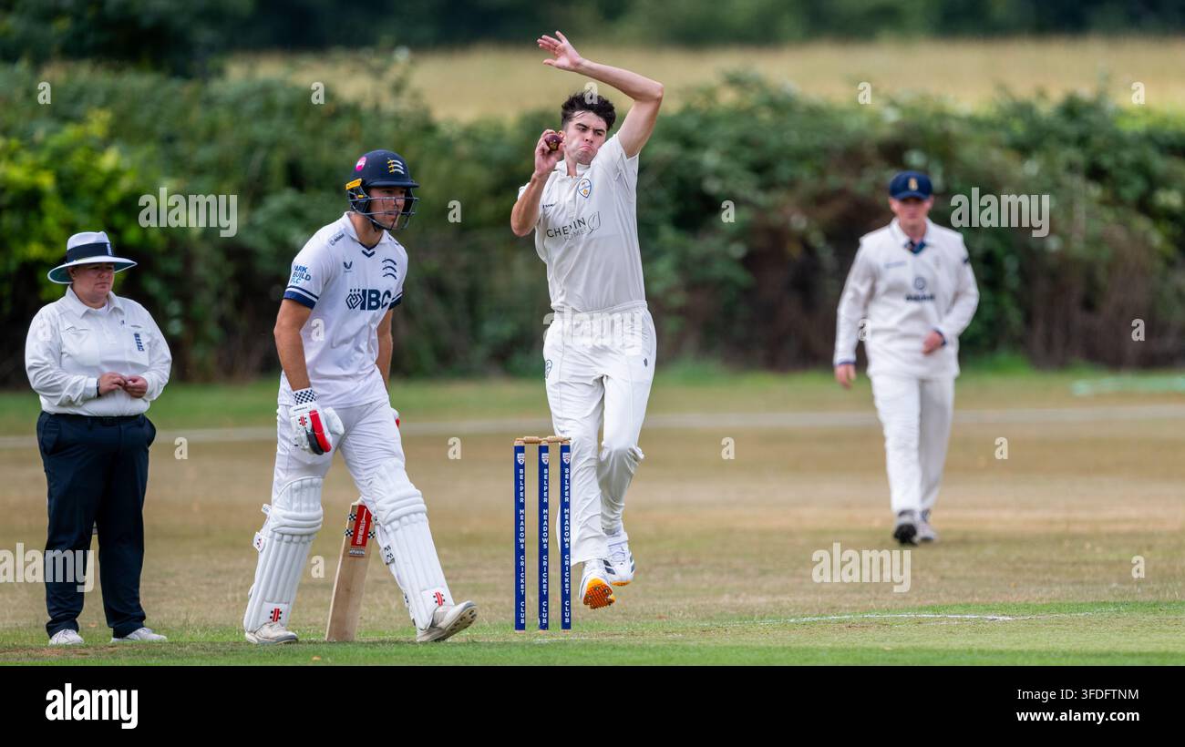 Matthew Stewart che gioca a bowling per il Derbyshire in una partita del Campionato 2nd XI contro il Middlesex Foto Stock
