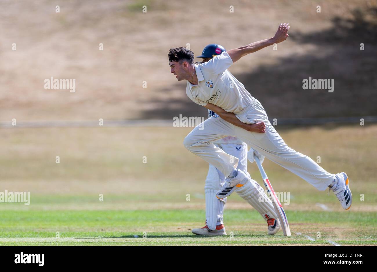 Matthew Stewart che gioca a bowling per il Derbyshire in una partita del Campionato 2nd XI contro il Middlesex Foto Stock