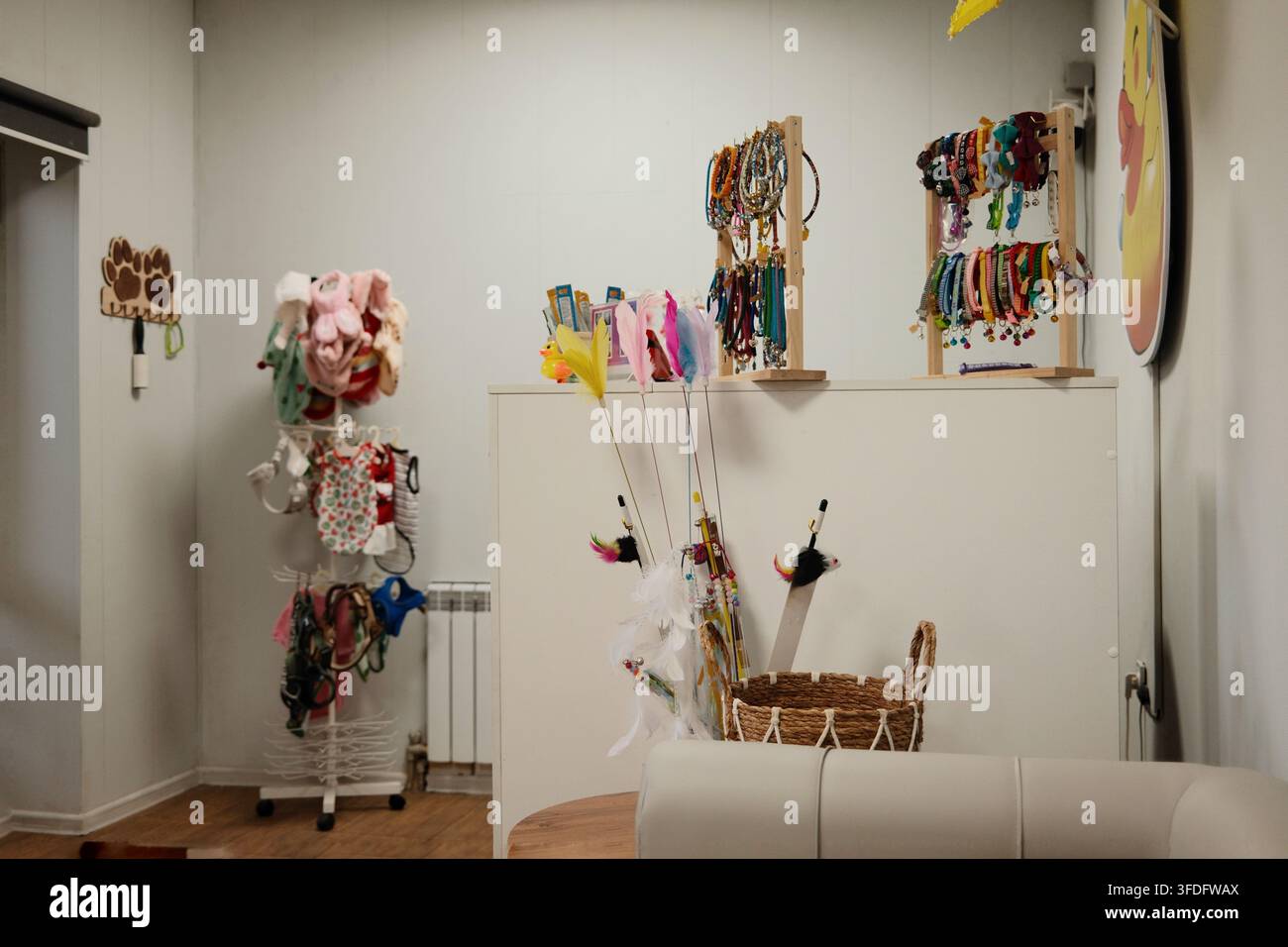 Interno luminoso di un negozio per animali con prodotti colorati per animali e esposizioni decorative. L'ambiente di vendita accogliente illustra lo shopping per animali, specialità Foto Stock