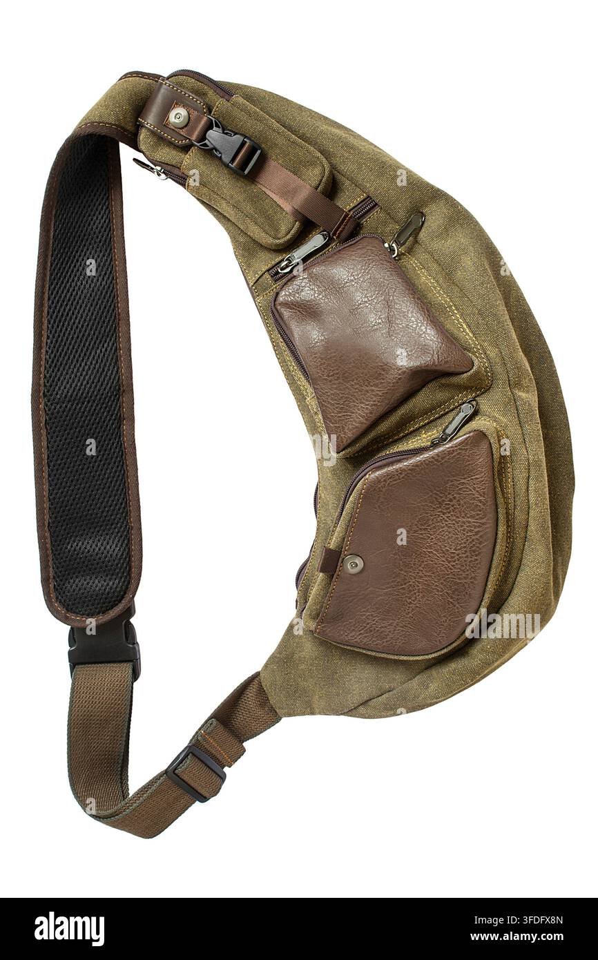 Borsa a tracolla color cachi con tasche in pelle isolata su sfondo bianco Foto Stock