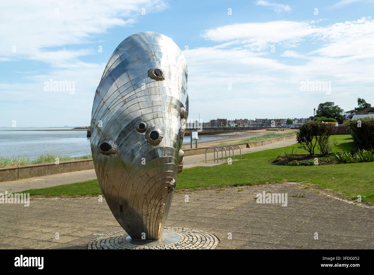 "Memoria e Riflessione", una gigantesca scultura in acciaio inossidabile alta 12 piedi raffigurante una cozza, situata sul lungomare di Musselburgh, Scozia Foto Stock
