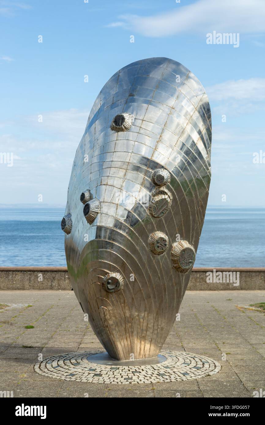 "Memoria e Riflessione", una gigantesca scultura in acciaio inossidabile alta 12 piedi raffigurante una cozza, situata sul lungomare di Musselburgh, Scozia Foto Stock