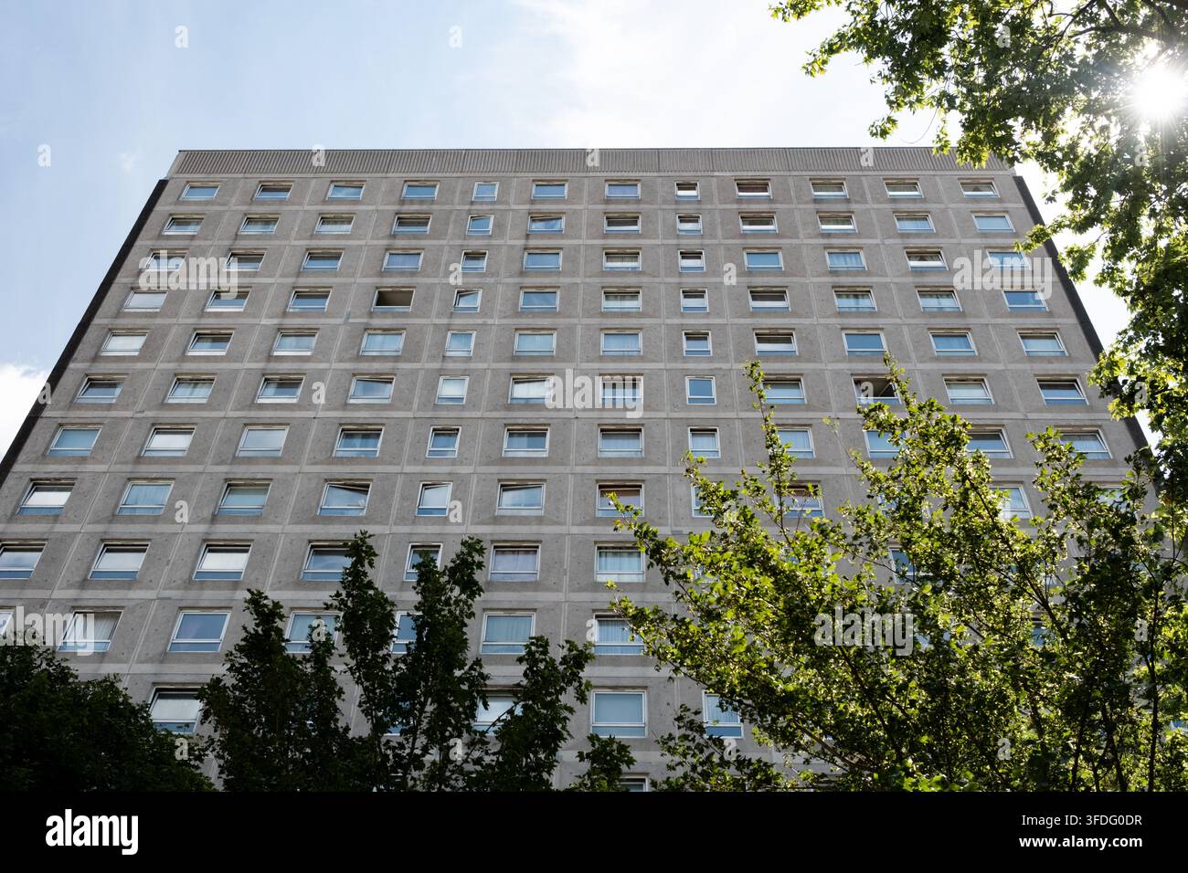 Edgbaston House, blocco di appartamenti a Somerstown, Portsmouth, un grande edificio a pannelli grigio degli anni '60, circondato da alberi e luce solare. Dovrà essere chiuso. Foto Stock