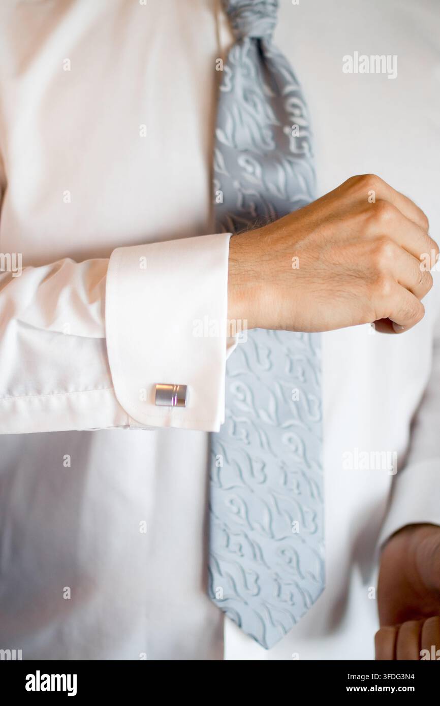 Uomo che allaccia il gemello alla camicia Foto Stock