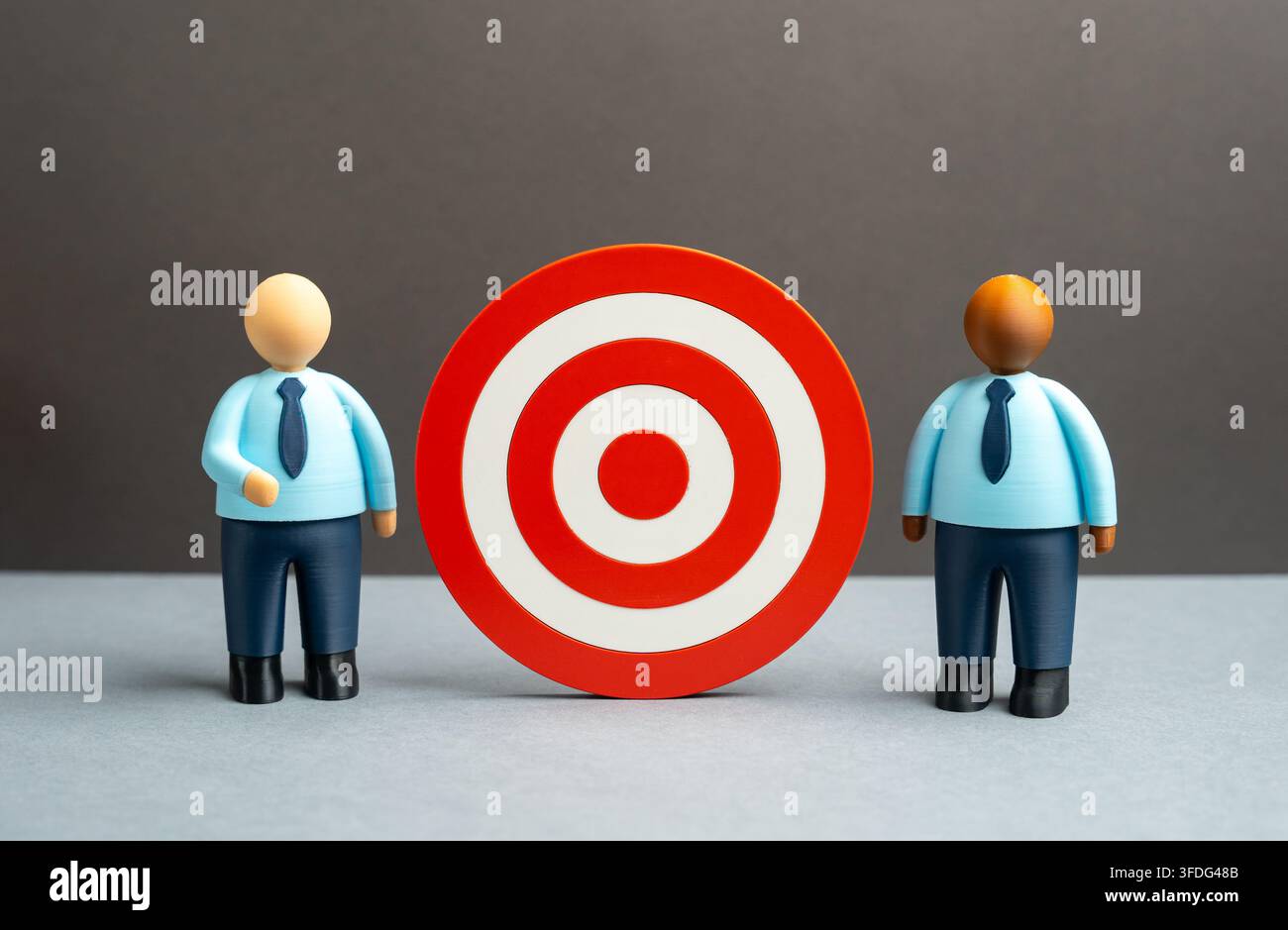 Uomini d'affari presentano la loro strategia e i piani aziendali. Marketing e targeting. La pianificazione strategica aiuta a definire le opportunità di mercato, a raggiungere il pubblico target Foto Stock