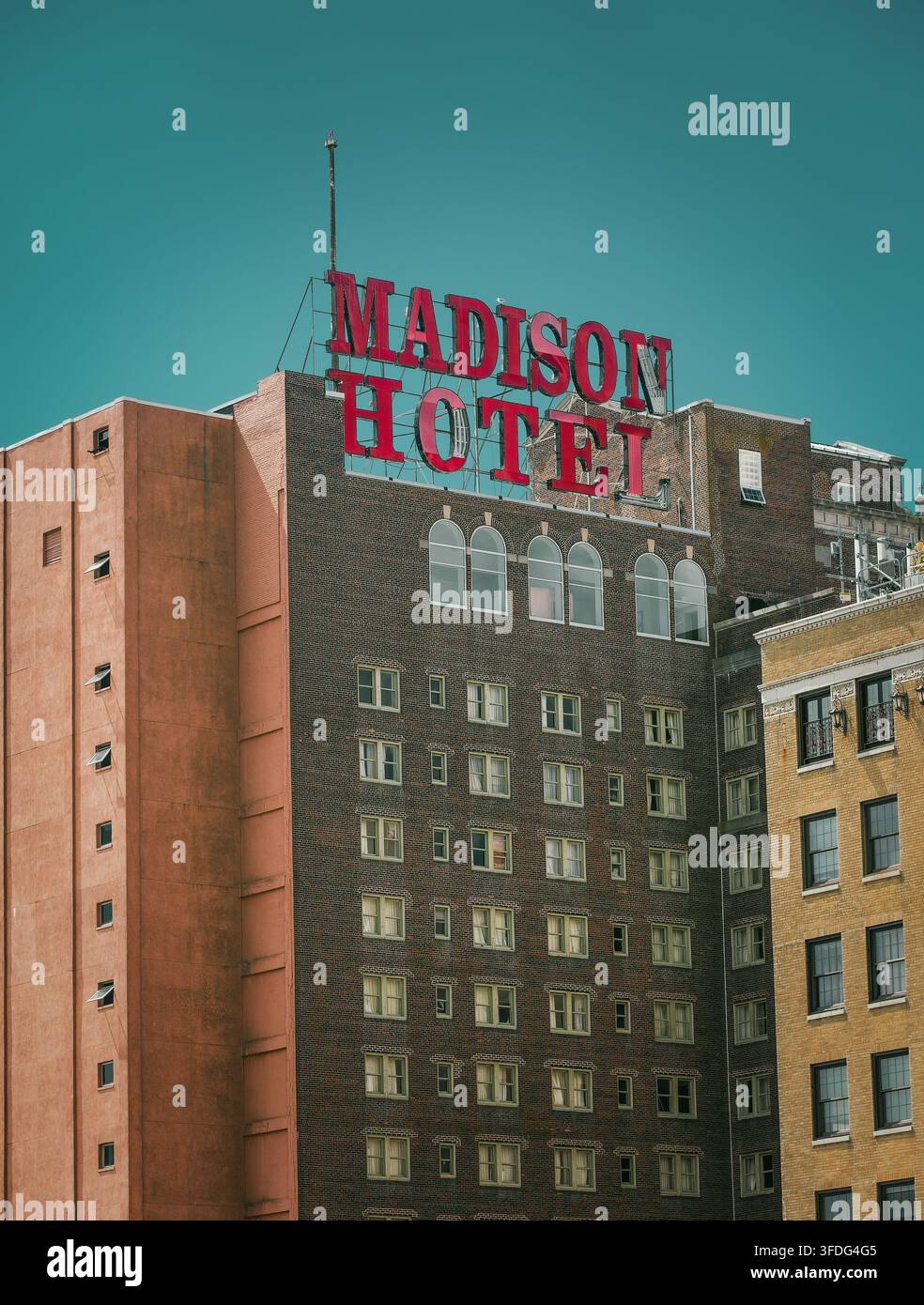Insegna vintage rossa dell'hotel Madison su un edificio urbano Foto Stock