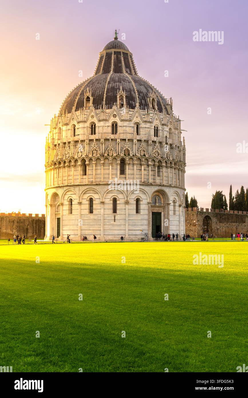Battistero di Pisa in Italia che brilla al tramonto Foto Stock