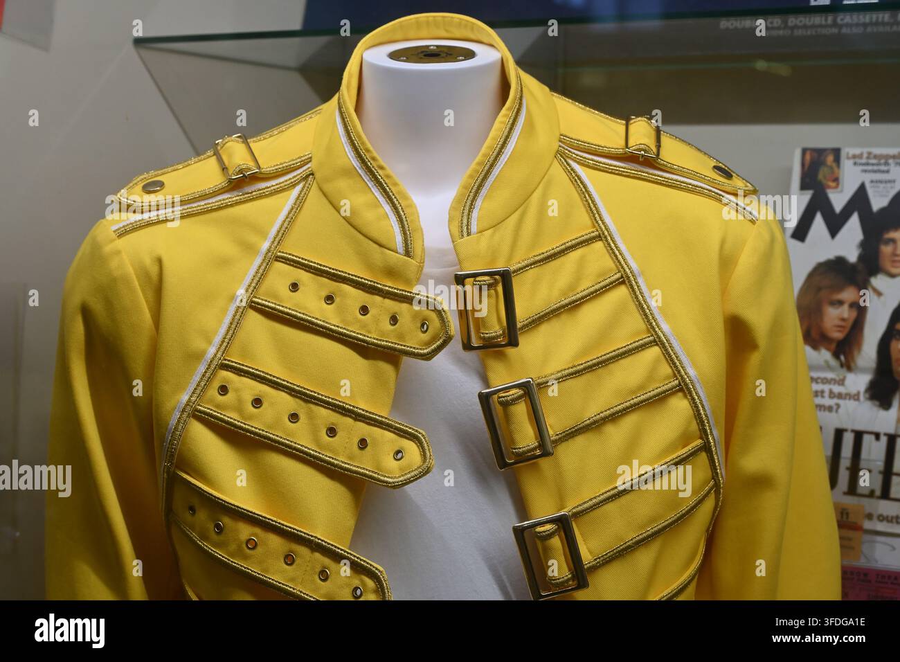 Freddie Mercury dei Queen in iconica giacca gialla e pantaloni bianchi. Foto Stock