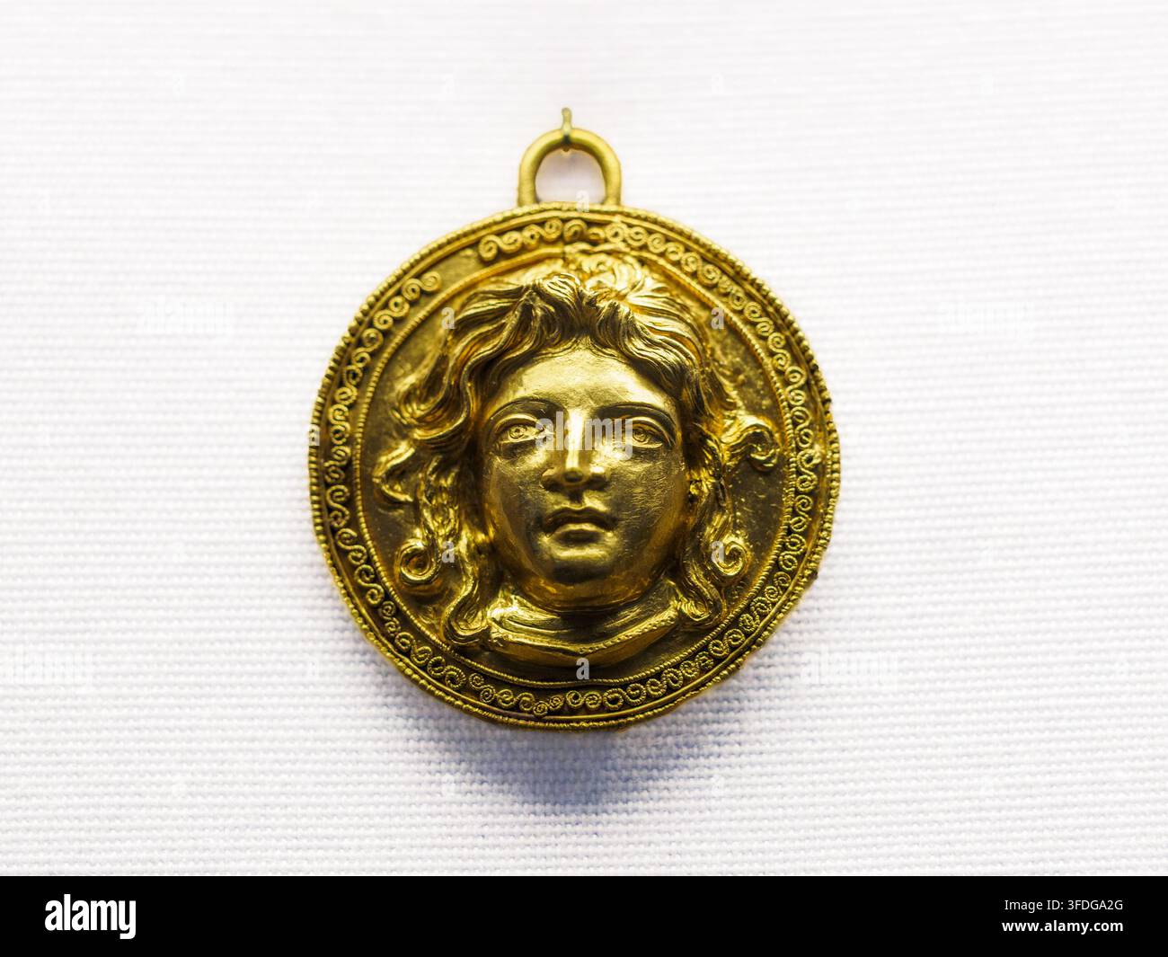Pendente a forma di scudo in oro con testa femminile, forse Medusa 200-150 a.C. - British Museum, Londra, Inghilterra Foto Stock