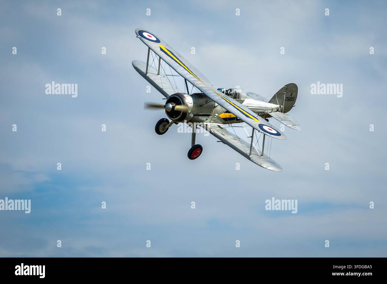 Gloster Gladiator del 1937, in volo al Festival of Flight tenuto a Shuttleworth il 28 giugno 2026. Foto Stock