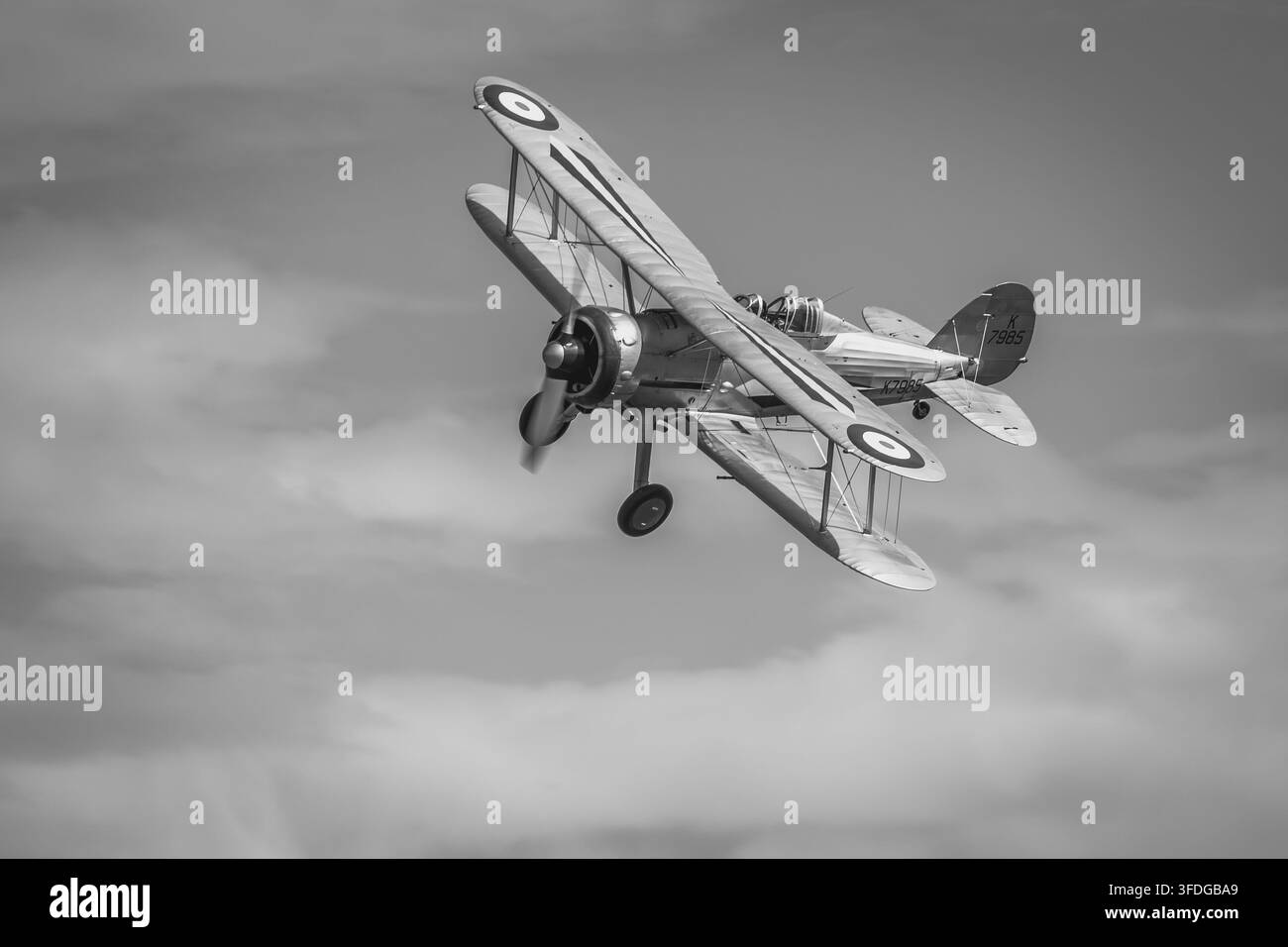 Gloster Gladiator del 1937, in volo al Festival of Flight tenuto a Shuttleworth il 28 giugno 2026. Foto Stock