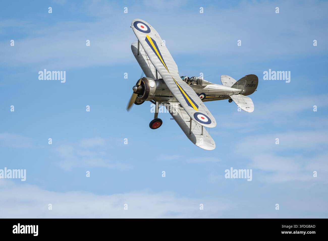 Gloster Gladiator del 1937, in volo al Festival of Flight tenuto a Shuttleworth il 28 giugno 2026. Foto Stock