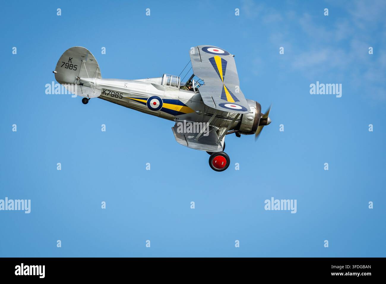 Gloster Gladiator del 1937, in volo al Festival of Flight tenuto a Shuttleworth il 28 giugno 2026. Foto Stock