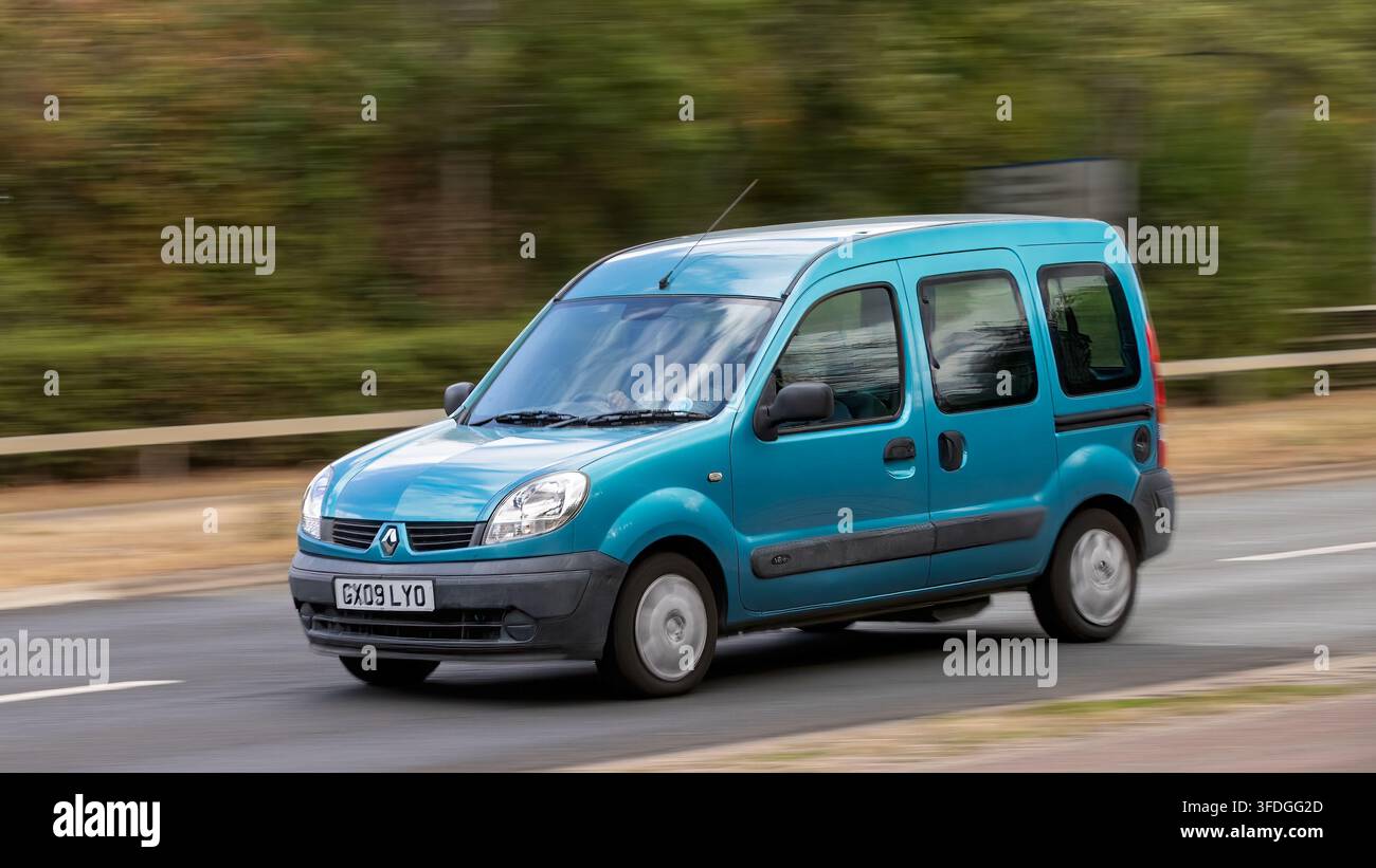 Milton Keynes; Regno Unito - 26 agosto 2026: Auto Renault Kangoo blu del 2009 in corsa su una strada britannica Foto Stock