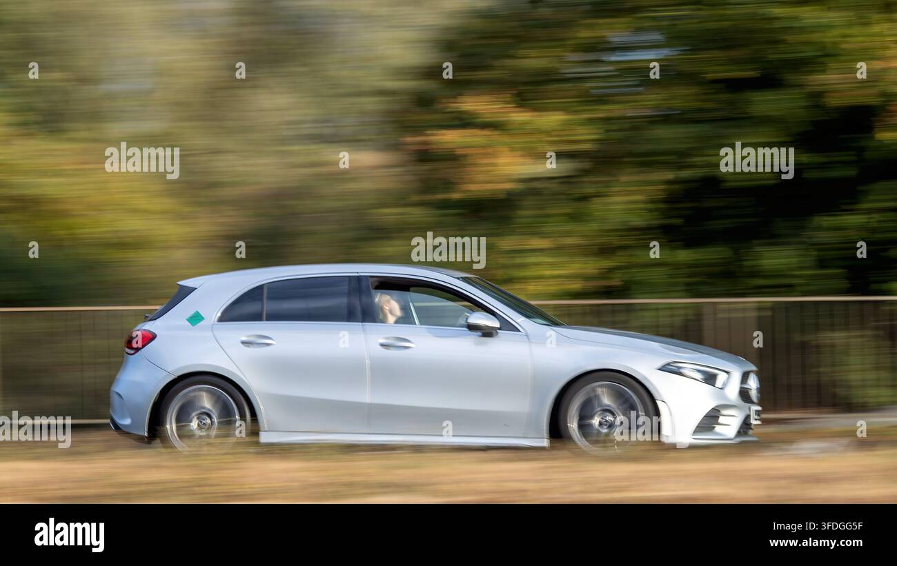Milton Keynes; UK - 29 agosto 2026: Auto Mercedes Benz Classe A in corsa su una strada britannica Foto Stock