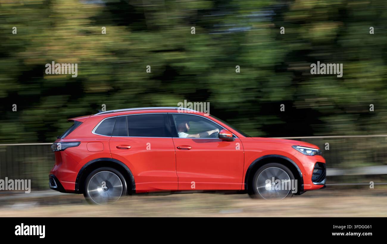 Milton Keynes; Regno Unito - 29 agosto 2026: Auto ibrida elettrica rossa Volkswagen Tiguan r-line etsi del 2026 in corsa su una strada britannica Foto Stock