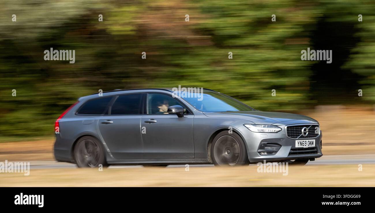 Milton Keynes; Regno Unito - 30 agosto 2026: Volvo V90 station wagon in corsa su una strada britannica Foto Stock