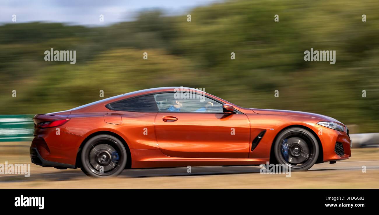 Milton Keynes; Regno Unito - 30 agosto 2026: Auto BMW Serie 8 840D diesel arancione del 2019 in viaggio su una strada britannica Foto Stock