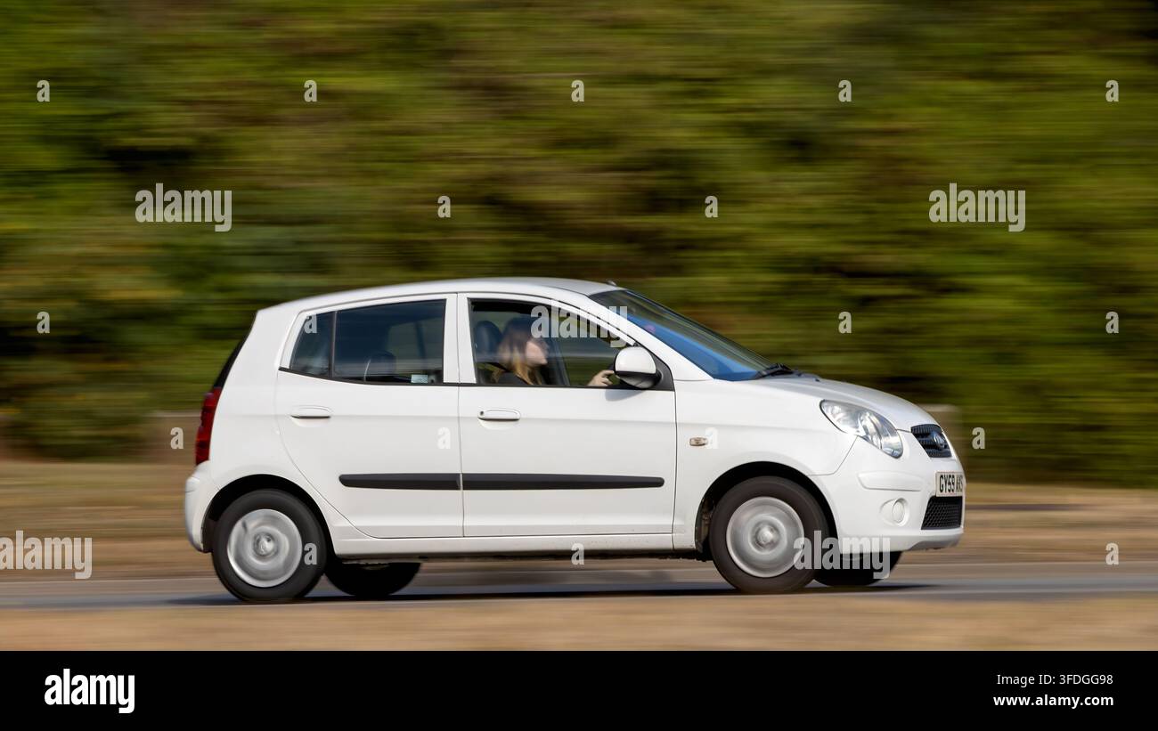 Milton Keynes; Regno Unito - 30 agosto 2026: Auto hatchback Kia Picanto del 2009 in corsa su una strada britannica Foto Stock