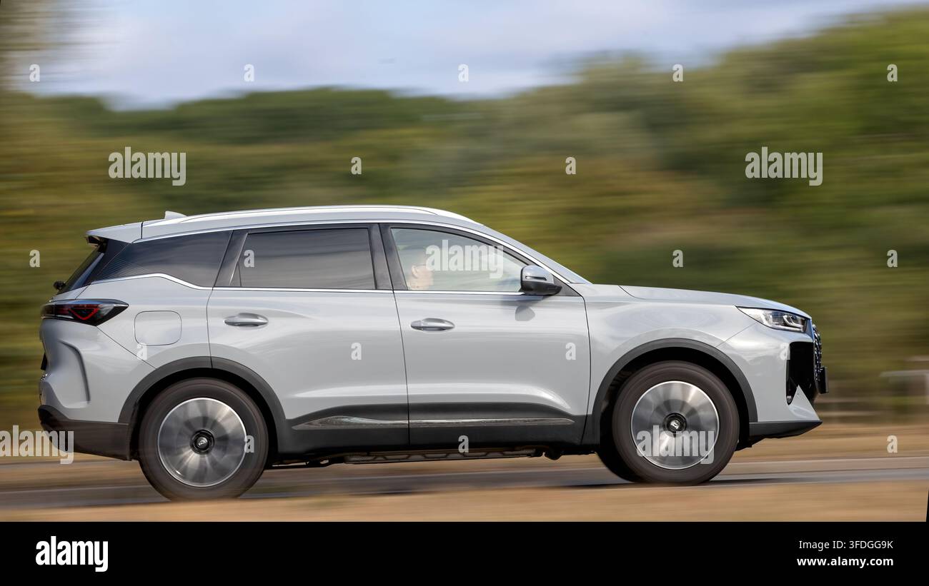 Milton Keynes; UK - 30 agosto 2026: Auto Chery Tiggo 7 in corsa su una strada britannica Foto Stock