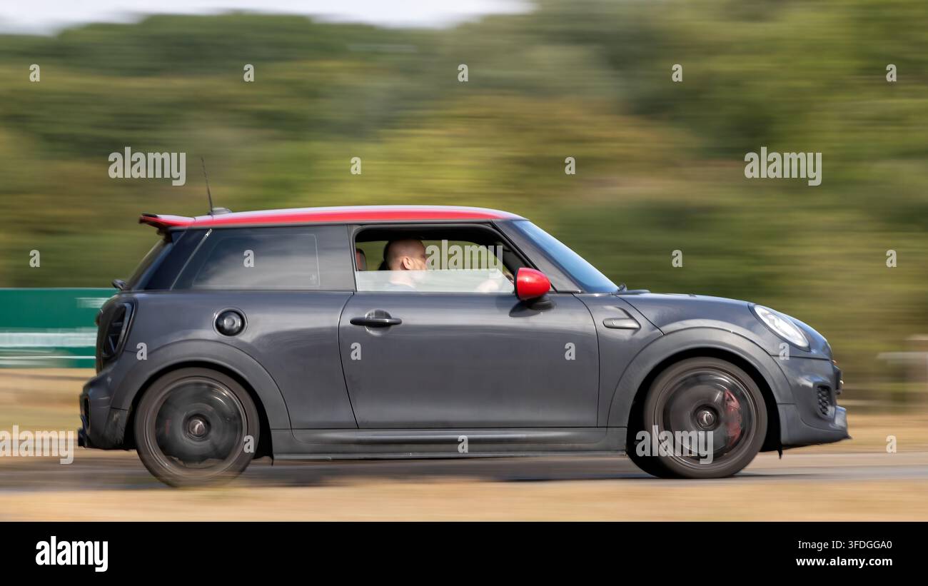 Milton Keynes; UK - 30 agosto 2026: Auto Mini John Cooper Works del 2016 in corsa su una strada britannica Foto Stock