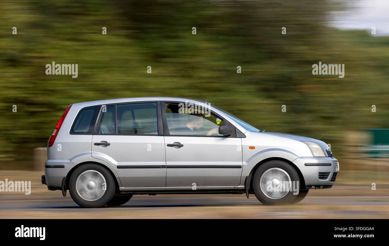 Milton Keynes; Regno Unito - 30 agosto 2026: Auto Ford Fusion del 2003 in corsa su una strada britannica Foto Stock