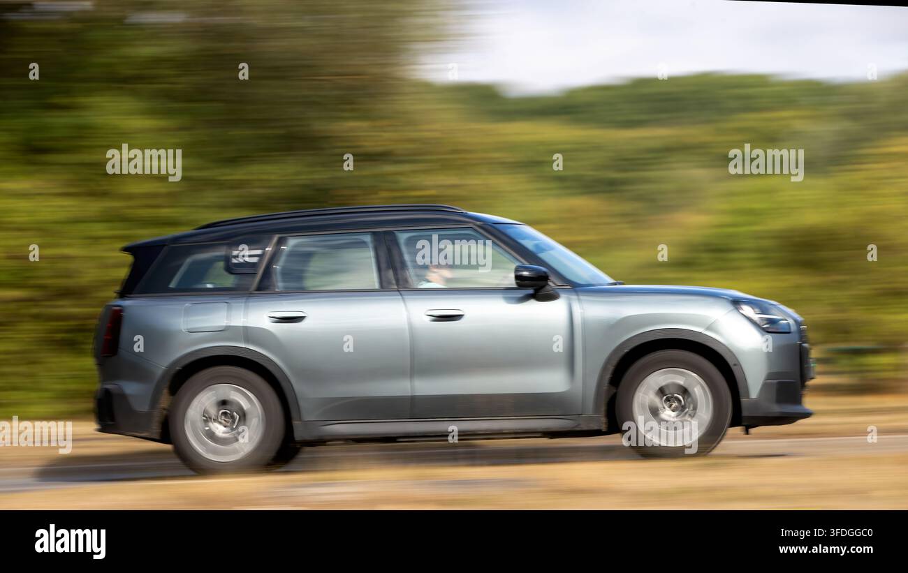 Milton Keynes; Regno Unito - 30 agosto 2026: Auto elettrica MINI Countryman in corsa su una strada britannica Foto Stock