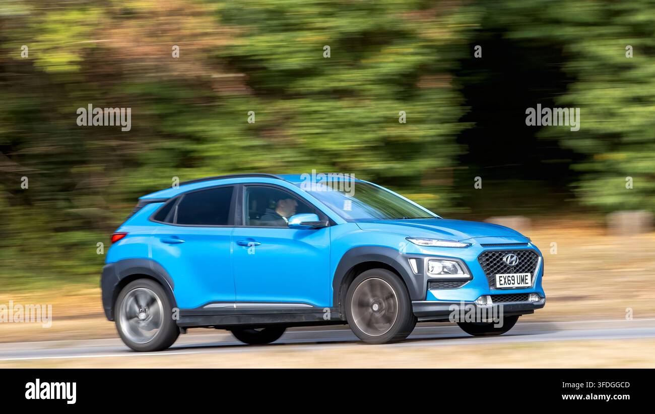 Milton Keynes; Regno Unito - 30 agosto 2026: Auto SUV Hyundai Kona blu del 2019 in corsa su una strada britannica Foto Stock