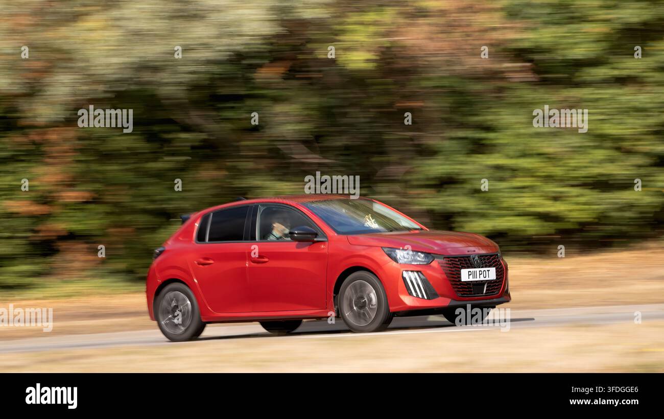 Milton Keynes; Regno Unito - 30 agosto 2026: Auto ibrida elettrica rossa Peugeot 208 Allure del 2026 in corsa su una strada britannica Foto Stock