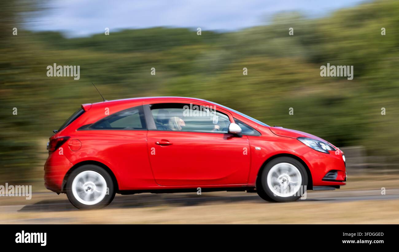 Milton Keynes; Regno Unito - 30 agosto 2026: Automobile hatchback Vauxhall Corsa rossa del 2016 in corsa su una strada britannica Foto Stock